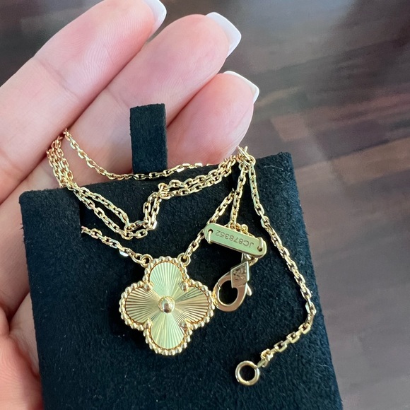 NOT FOR SALE - Vintage Alhambra pendant, guilloché 18K yellow gold. - Picture 4 of 10